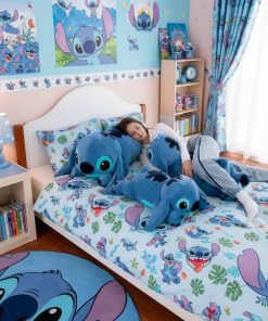 Coussin Peluche Stitch 13 Coussin Peluche Stitch avec une adolescente qui l'utilise comme oreiller