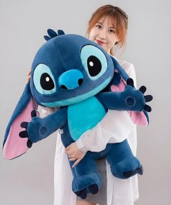 Peluche Stitch bleu 60 cm dans les bras d'une femme