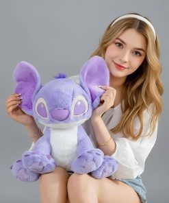 Peluche Stitch Violet 10 Peluche Stitch Violet sur les genoux d'une femme