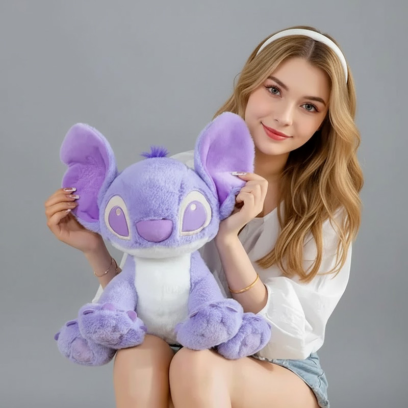 Peluche Stitch Violet 6 Peluche Stitch Violet sur les genoux d'une femme