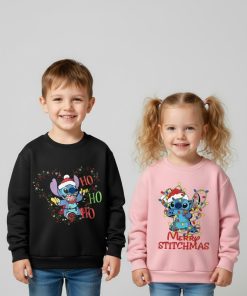 Pull de Noel Enfant Stitch porté par un garçon et une fille