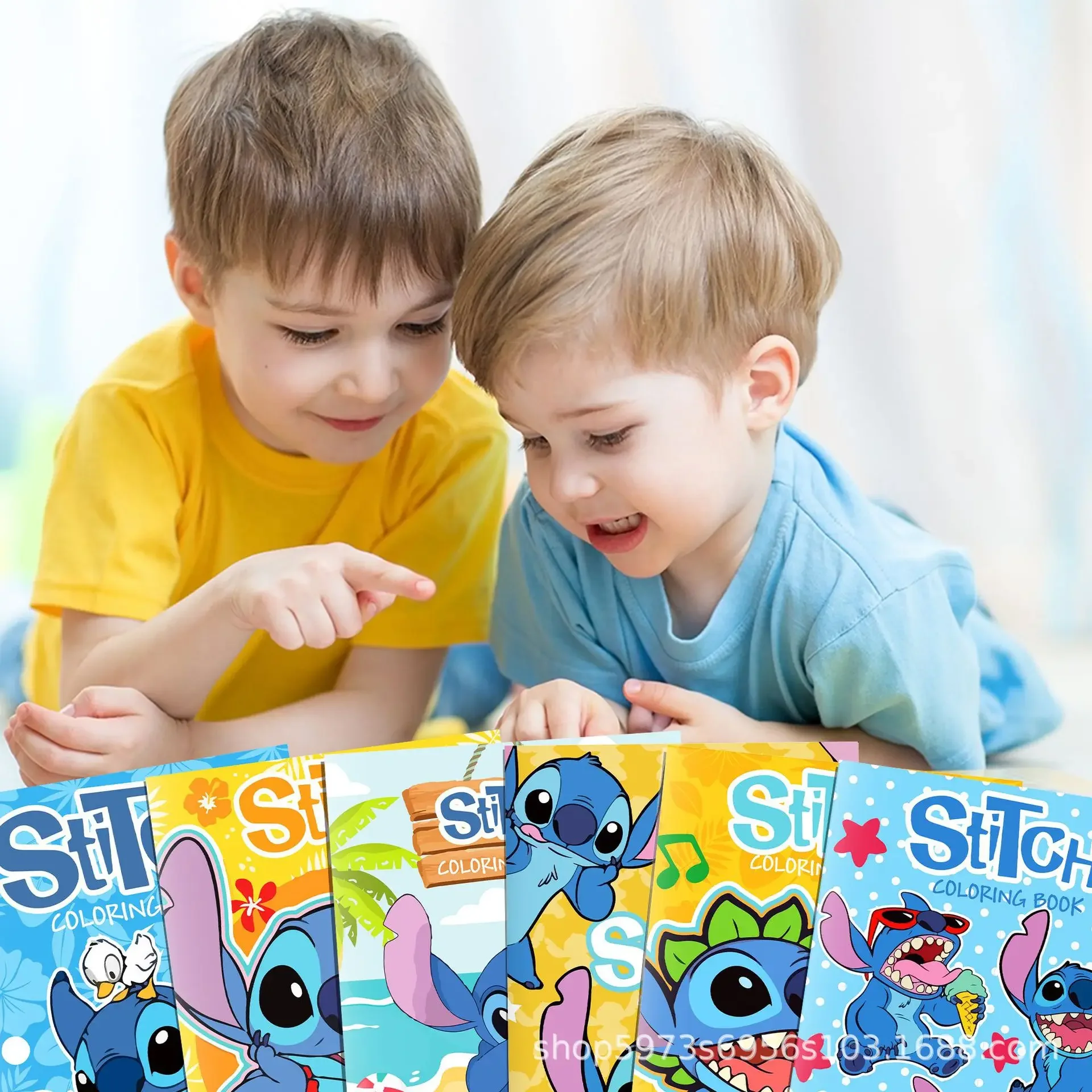 Livre Coloriage Stitch 7 deux enfant qui regarde un Coloriage Stitch