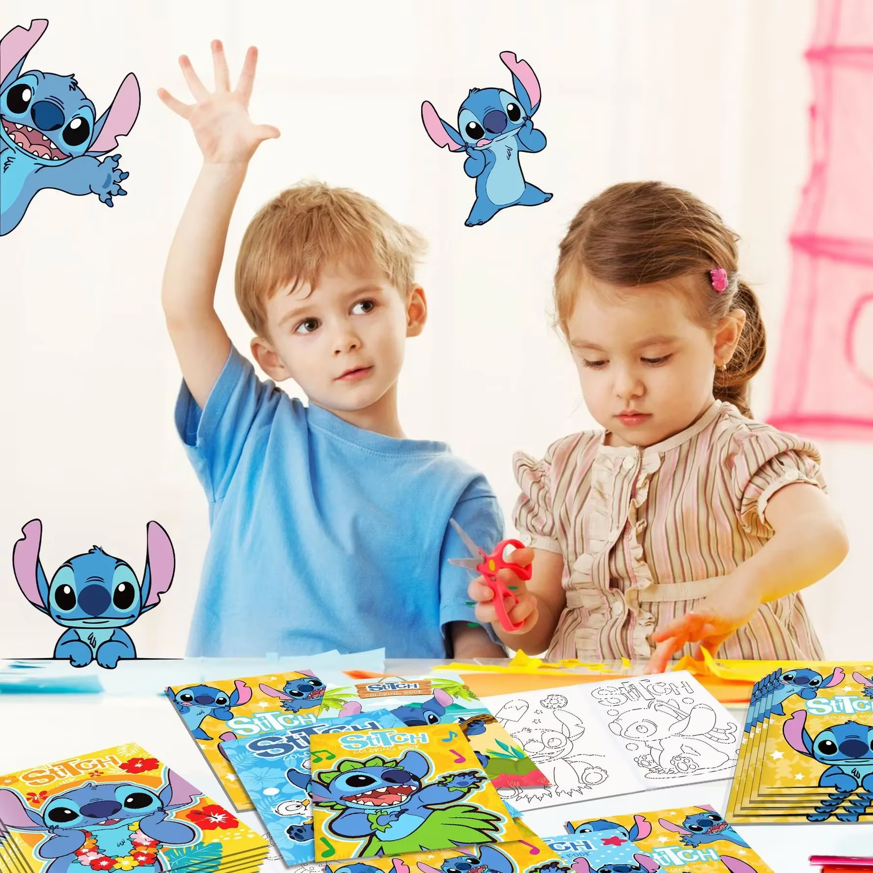 Livre Coloriage Stitch 6 deux enfant qui coloris un Coloriage Stitch